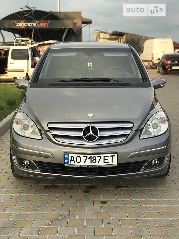 Mercedes-Benz B 180