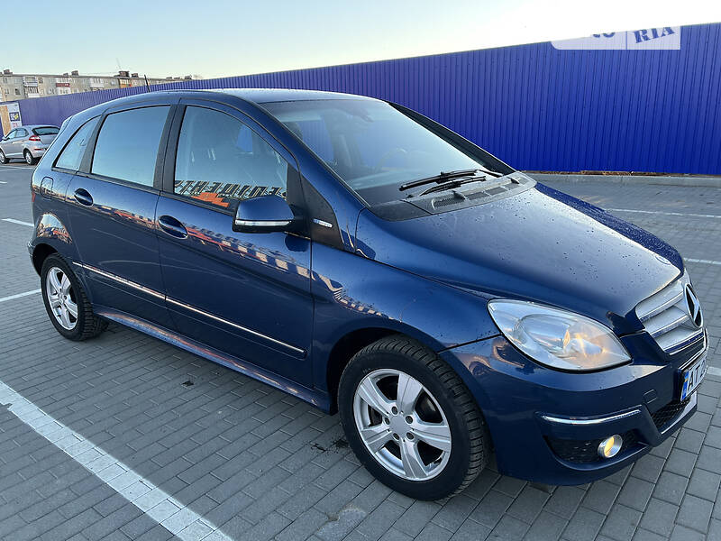 Mercedes-Benz B 180
