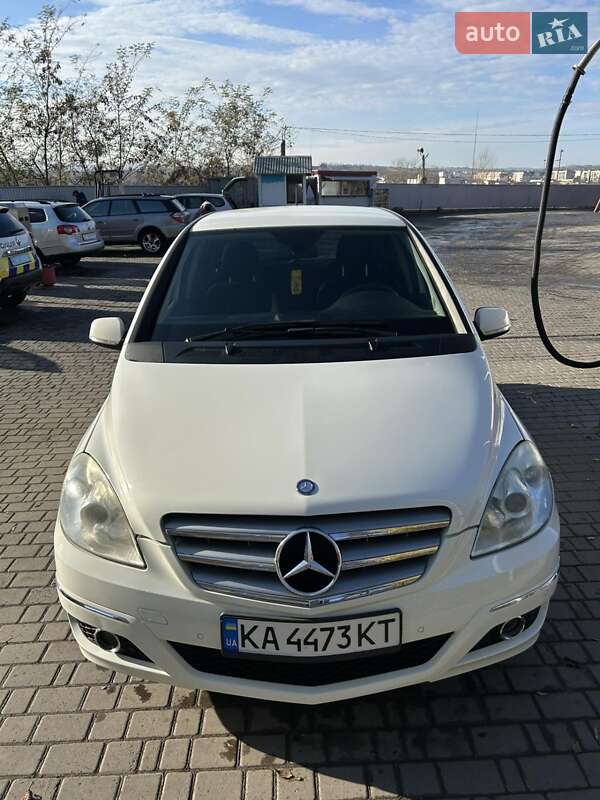 Хэтчбек Mercedes-Benz B-Class 2010 в 