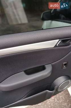 Хэтчбек Mercedes-Benz B-Class 2011 в 