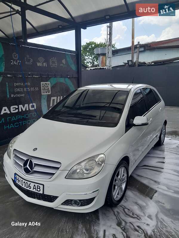 Хэтчбек Mercedes-Benz B-Class 2009 в 