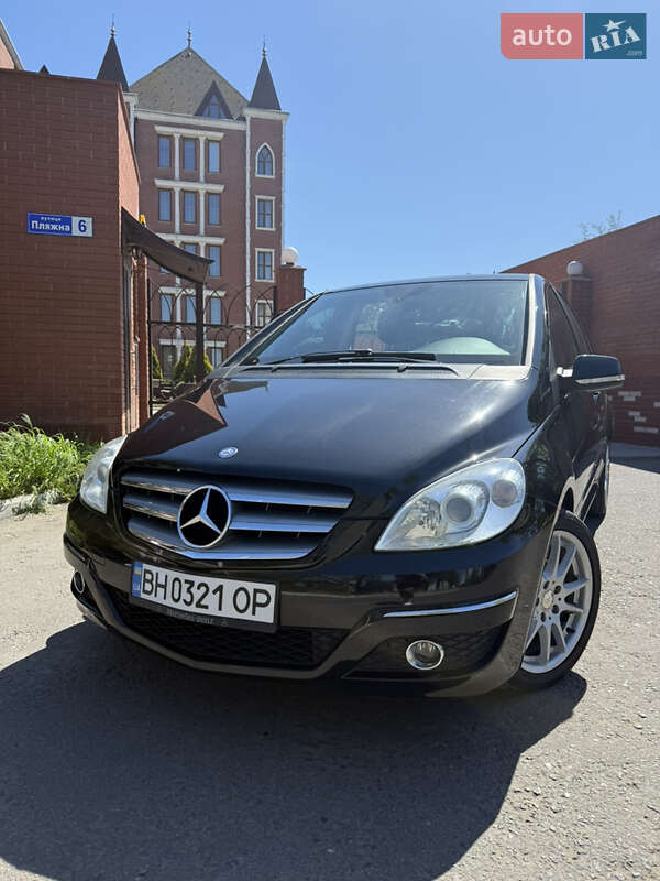 Хэтчбек Mercedes-Benz B-Class 2011 в 