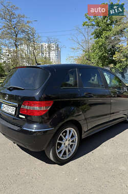 Хэтчбек Mercedes-Benz B-Class 2011 в 