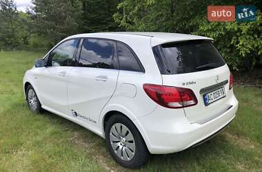 Хэтчбек Mercedes-Benz B-Class 2017 в 