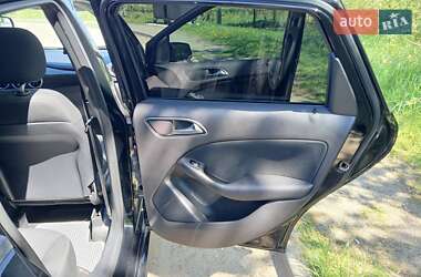 Хэтчбек Mercedes-Benz B-Class 2012 в 