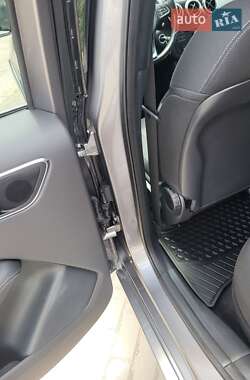 Хэтчбек Mercedes-Benz B-Class 2015 в 