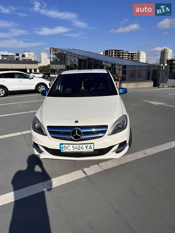 Хэтчбек Mercedes-Benz B-Class 2015 в 