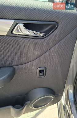 Хэтчбек Mercedes-Benz B-Class 2009 в 
