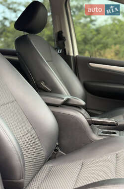 Хэтчбек Mercedes-Benz B-Class 2011 в 