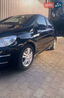 Хэтчбек Mercedes-Benz B-Class 2011 в 