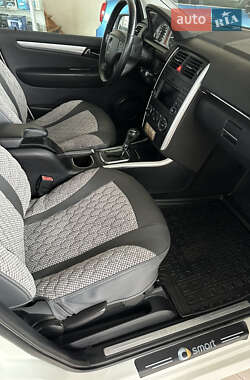 Хэтчбек Mercedes-Benz B-Class 2010 в 