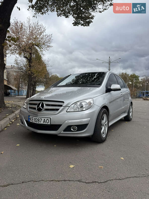 Хэтчбек Mercedes-Benz B-Class 2009 в 