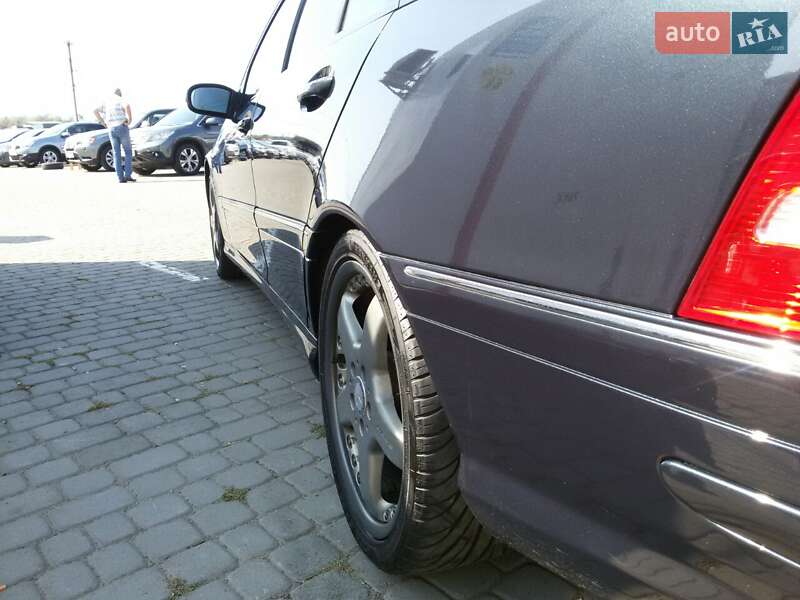 Універсал Mercedes-Benz C-Class 2002 в Чернівцях