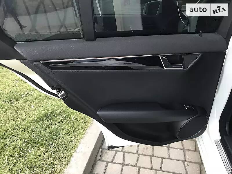 Універсал Mercedes-Benz C-Class 2010 в Чернівцях