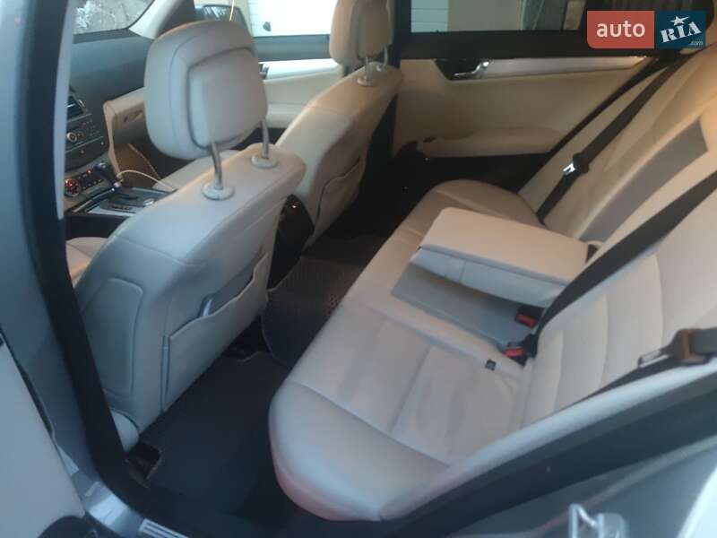 Універсал Mercedes-Benz C-Class 2011 в Києві