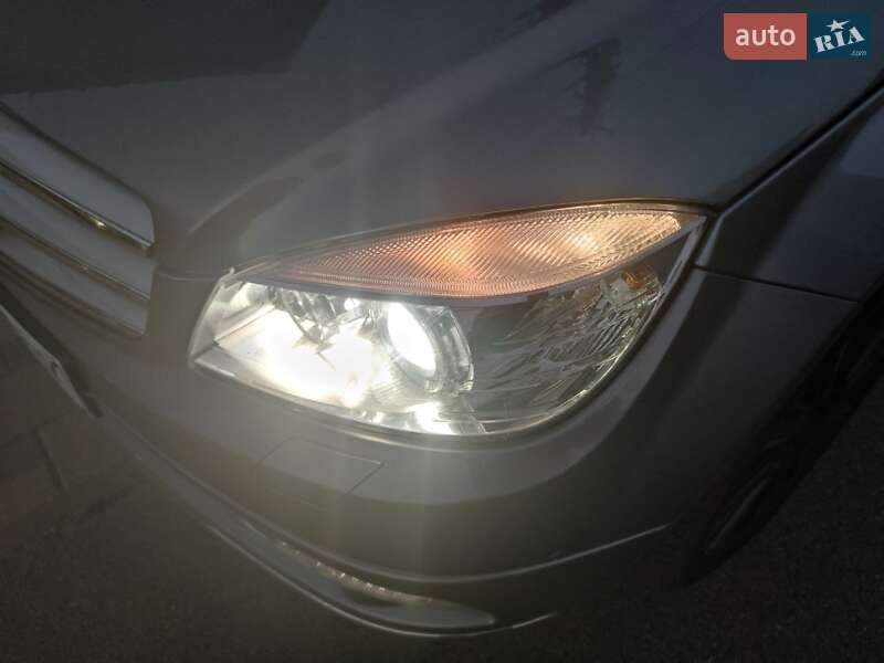 Універсал Mercedes-Benz C-Class 2011 в Києві
