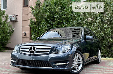 Седан Mercedes-Benz C-Class 2012 в Днепре