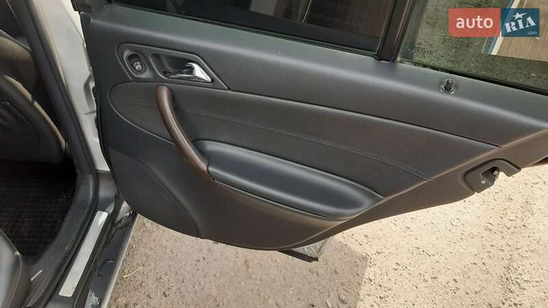 Седан Mercedes-Benz C-Class 2003 в Днепре