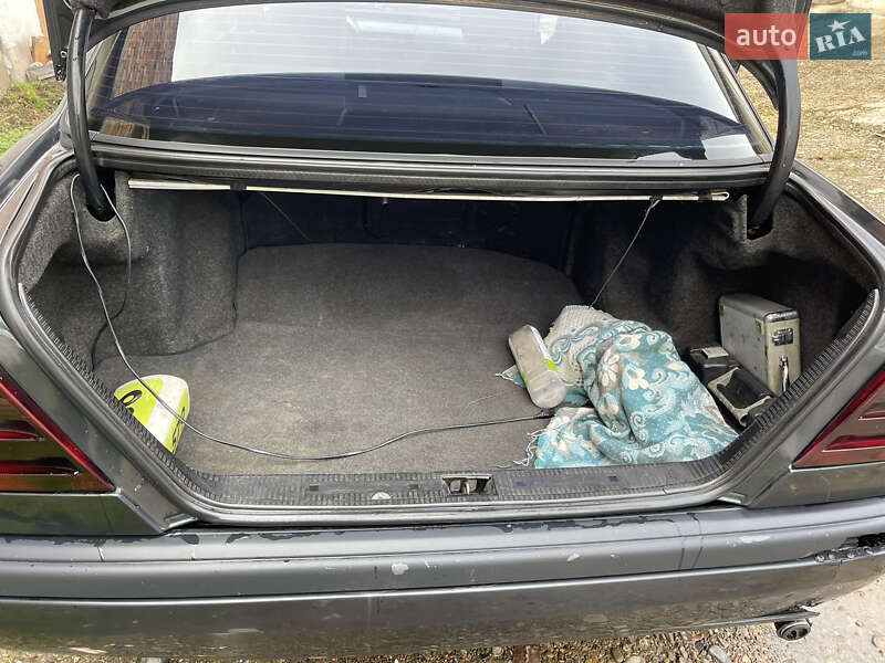 Седан Mercedes-Benz C-Class 1993 в Черновцах