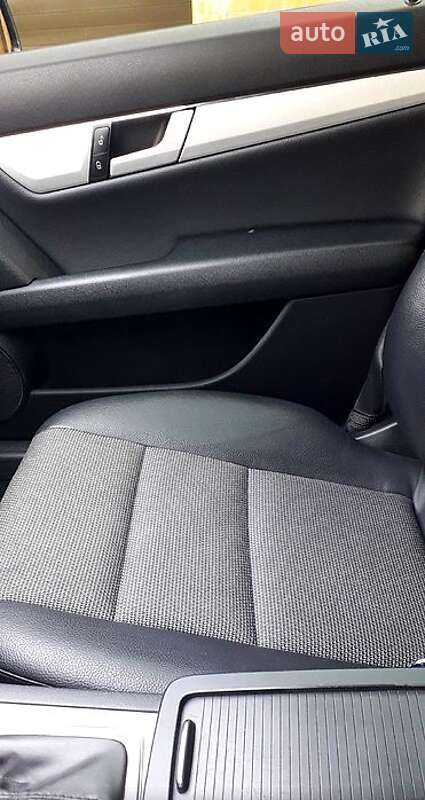 Седан Mercedes-Benz C-Class 2010 в Смілі