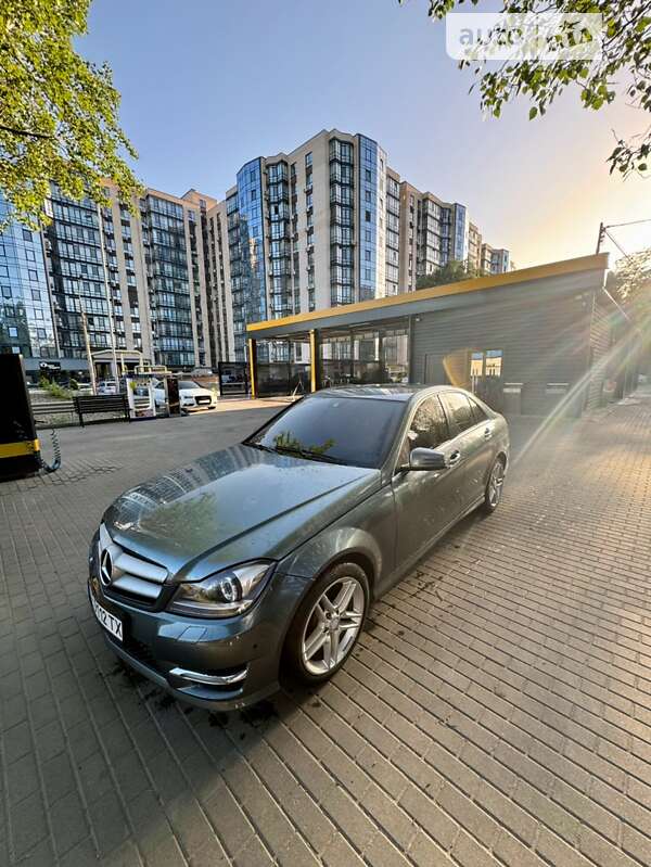 Седан Mercedes-Benz C-Class 2011 в Дніпрі