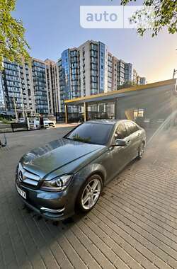 Седан Mercedes-Benz C-Class 2011 в Дніпрі