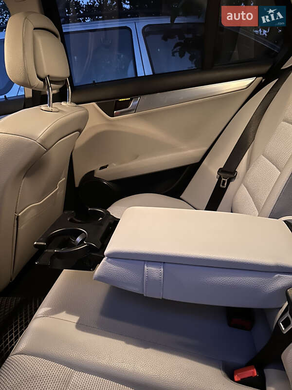 Універсал Mercedes-Benz C-Class 2011 в Києві