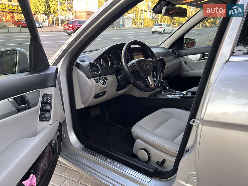 Універсал Mercedes-Benz C-Class 2011 в Києві
