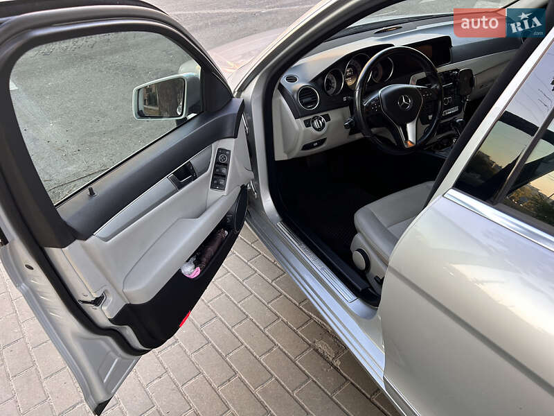 Універсал Mercedes-Benz C-Class 2011 в Києві