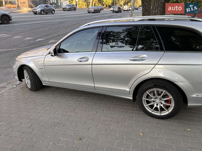 Універсал Mercedes-Benz C-Class 2011 в Києві