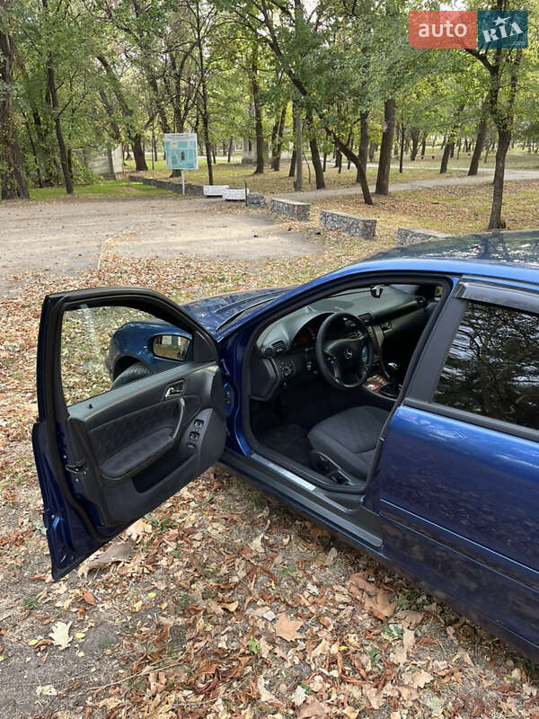 Седан Mercedes-Benz C-Class 2002 в Запоріжжі