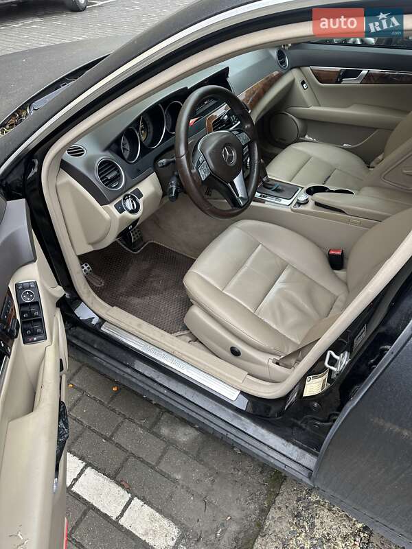 Седан Mercedes-Benz C-Class 2011 в Львове