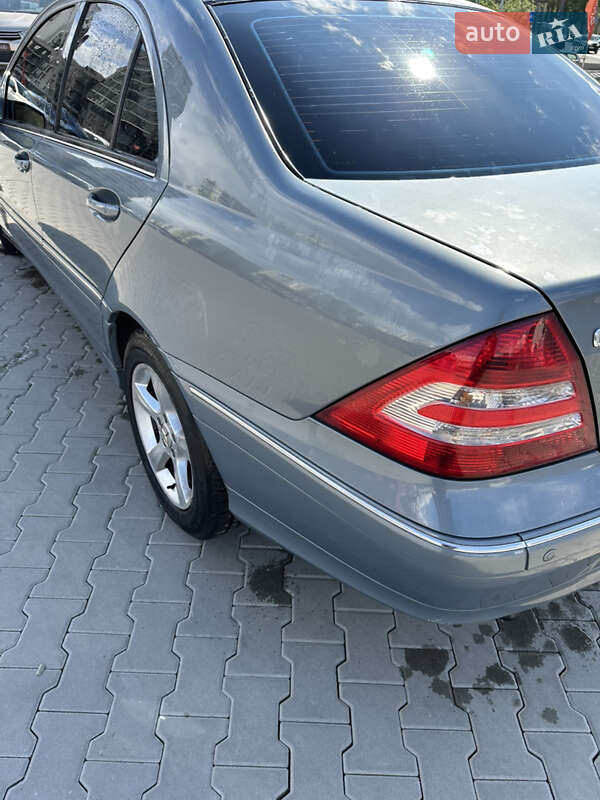 Седан Mercedes-Benz C-Class 2004 в Львові