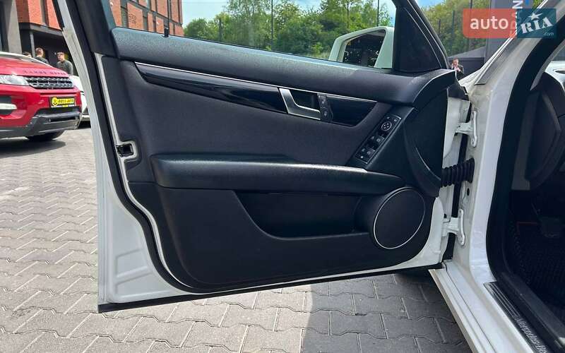 Седан Mercedes-Benz C-Class 2011 в Чернівцях