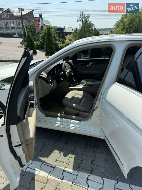 Седан Mercedes-Benz C-Class 2011 в Черновцах