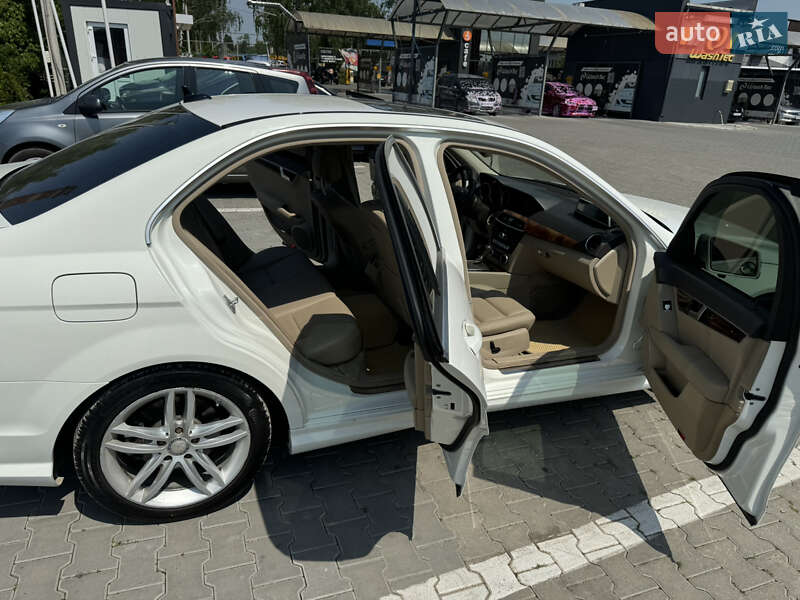 Седан Mercedes-Benz C-Class 2011 в Черновцах