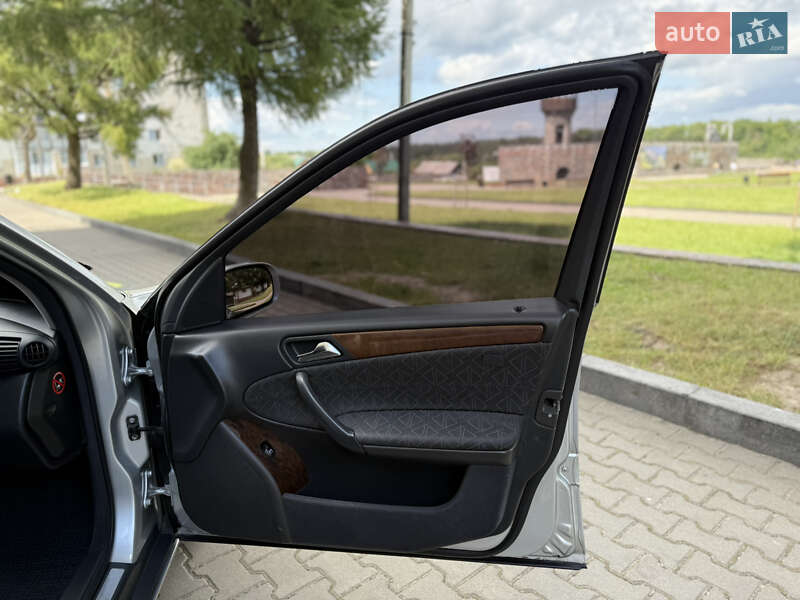 Седан Mercedes-Benz C-Class 2001 в Звягеле