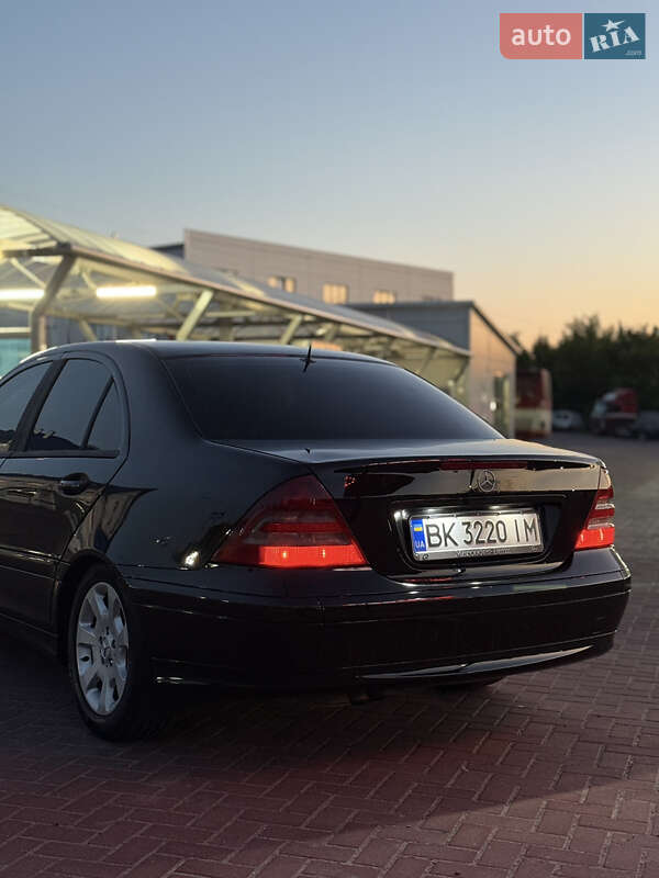 Седан Mercedes-Benz C-Class 2006 в Ровно