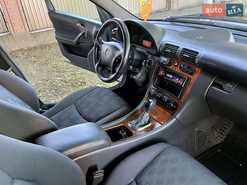 Седан Mercedes-Benz C-Class 2002 в Чернівцях