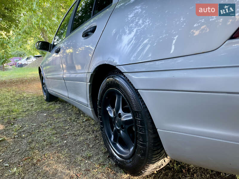 Седан Mercedes-Benz C-Class 2002 в Чернівцях
