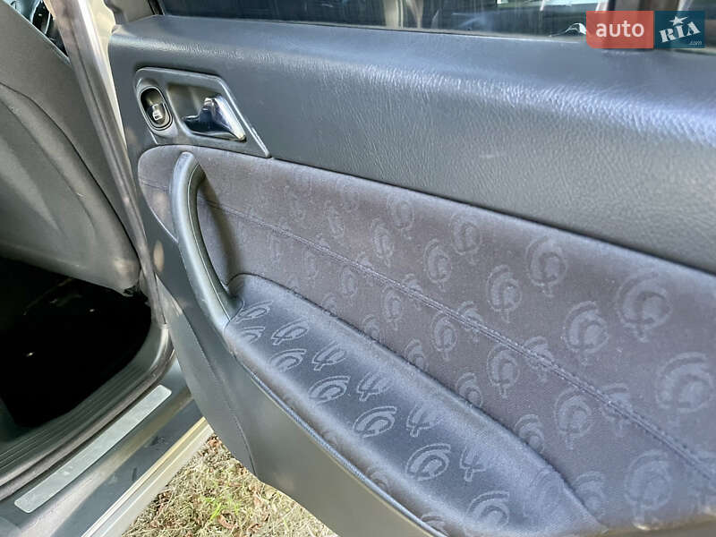 Седан Mercedes-Benz C-Class 2002 в Чернівцях