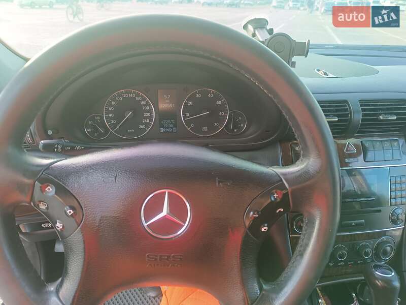 Седан Mercedes-Benz C-Class 2005 в Ровно