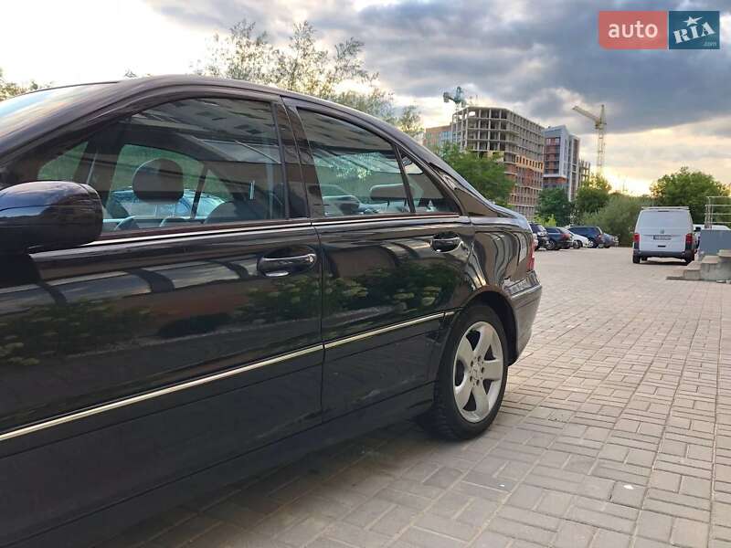 Седан Mercedes-Benz C-Class 2006 в Черновцах