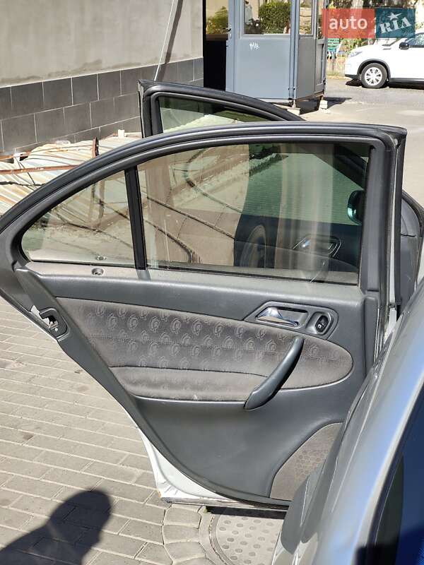 Седан Mercedes-Benz C-Class 2001 в Черновцах