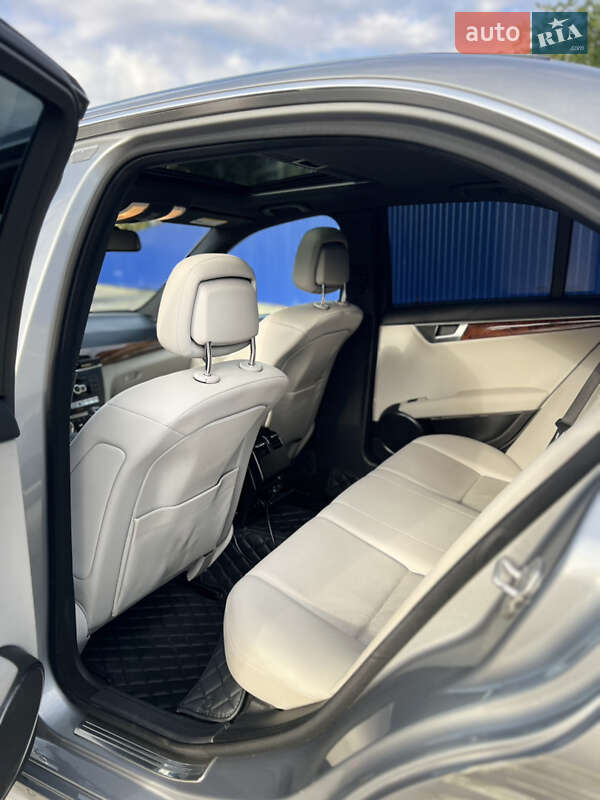 Седан Mercedes-Benz C-Class 2011 в Ивано-Франковске