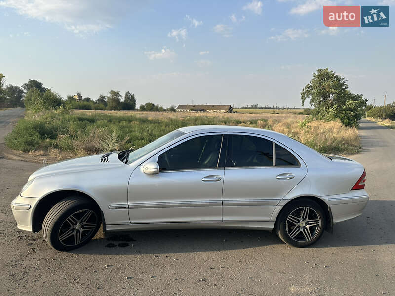 Седан Mercedes-Benz C-Class 2004 в Запоріжжі