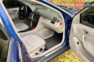 Универсал Mercedes-Benz C-Class 2002 в  фото 16 Универсал Mercedes-Benz C-Class 2002 в