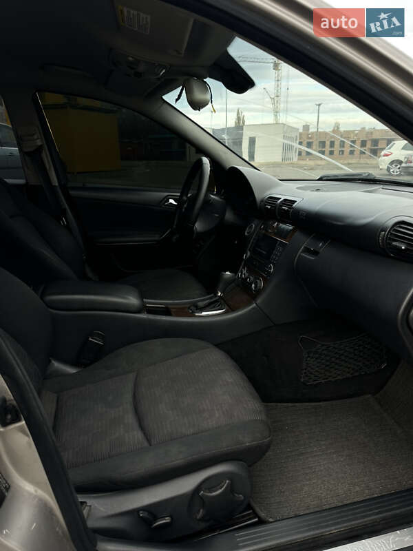 Седан Mercedes-Benz C-Class 2005 в Ровно