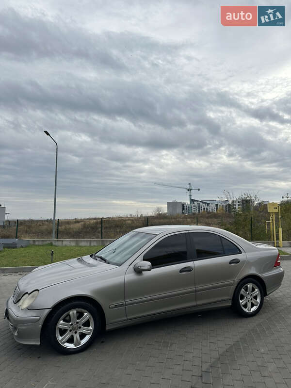 Седан Mercedes-Benz C-Class 2005 в Ровно