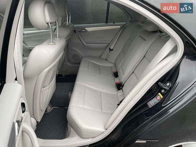 Седан Mercedes-Benz C-Class 2004 в Умані